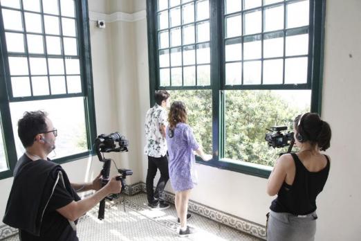 pessoas fazendo gravação #paratodosverem