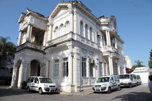 a fachada do fundo social com carros estacionados na frente. #paratodosverem 