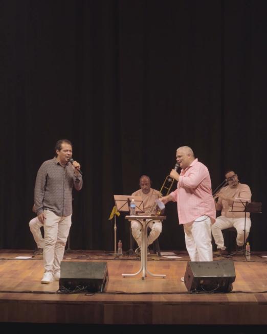 músicos se apresentam em palco #paratodosverem 