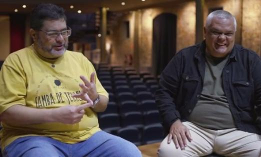 dois músicos conversam #paratodosverem