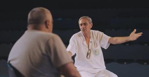 foto de Jodenir Nunez da Cruz dando entrevista #paratodosverem