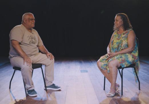 artistas conversam frente a frente #paratodosverem