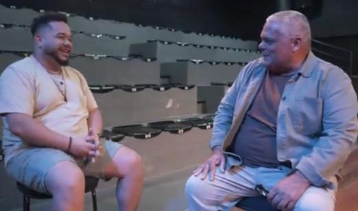 cantor é entrevistado #paratodosverem