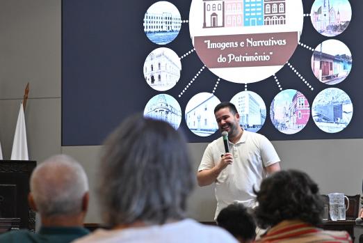 palestrante fala para auditório #paratodosverem 