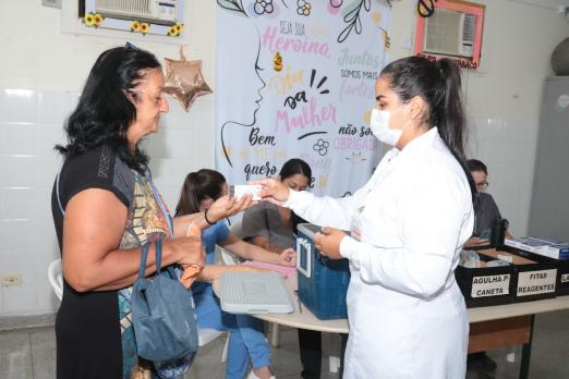 farmacêutica entrega remédio a mulher #paratodosverem