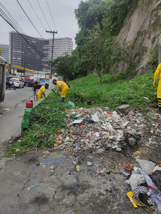 operários retiram material descartado #paratodosverem