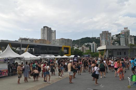 barracas de feira no novo quebra mar #paratodosverem 
