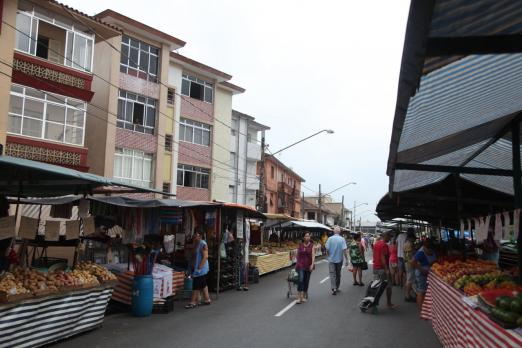 Feira livre com movimento baixo de pessoas. Imagem de arquivo #Paratodosverem