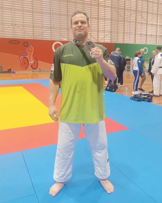 Judoca mostra a medalha conquistada. #Paratodosverem