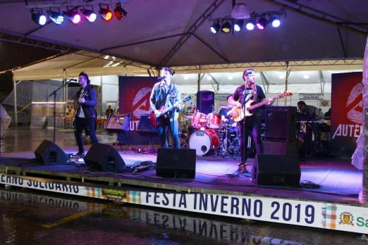 Músicos tocam na fase seletiva no palco da Festa Inverno. #pracegover