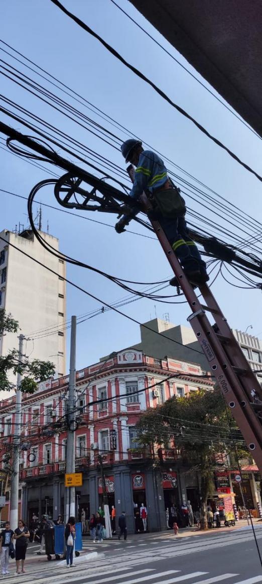 técnico retira fio de poste #paratodosverem