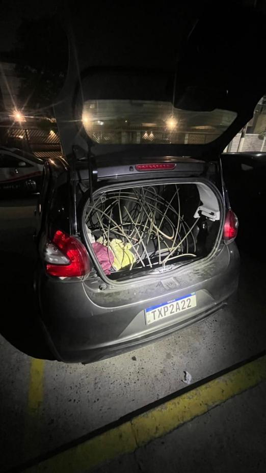 fios dentro de porta malas de carro #paratodosverem 