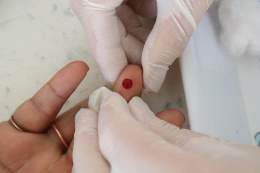 dedo passa por exame #paratodosverem 