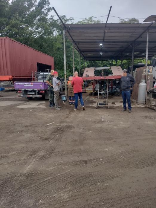 policiais na frente da transportadora #paratodosverem