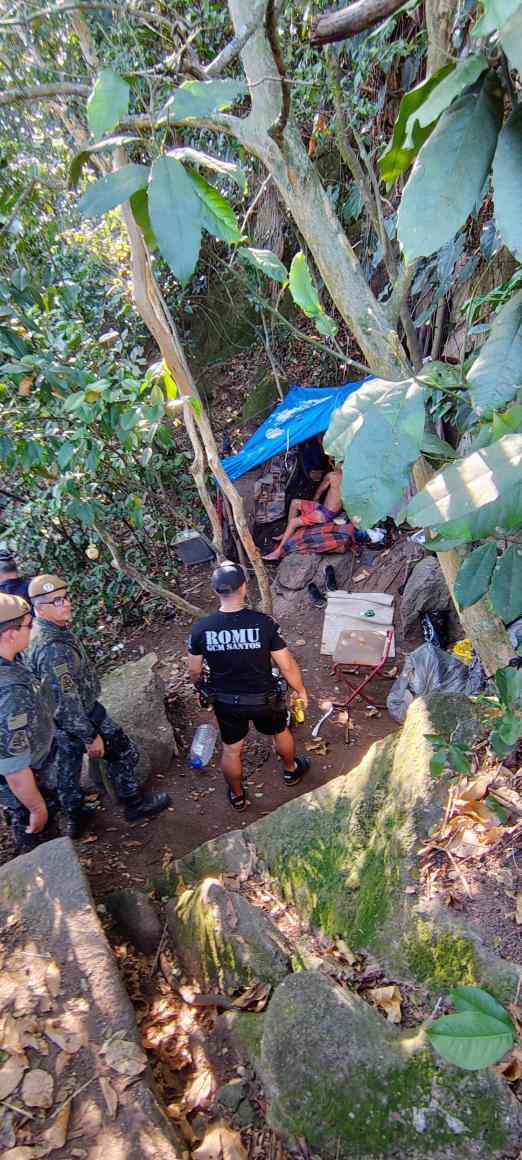 força tarefa aborda homem em barraco #paratodosverem