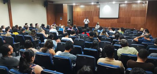 pessoas assistindo a formação #paratodosverem