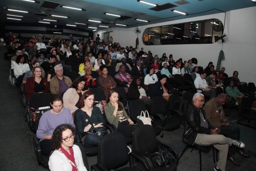 pessoas acompanhando o fórum #paratodosverem