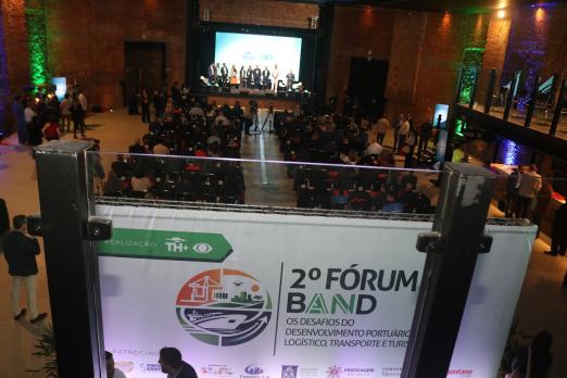 autoridades e pessoas acompanhando o fórum #paratodosverem