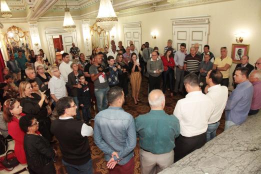 Representantes de bairros em encontro no salão nobre da Prefeitura. #pracegover