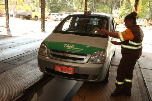 agente orienta táxi durante vistoria #pracegover 