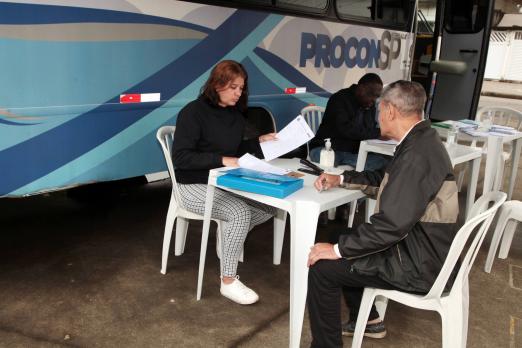 van do procon ao fundo e atendimento de uma pessoa. #paratodosverem