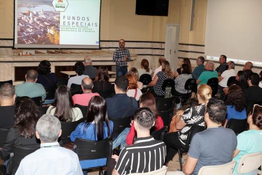 servidores assistem a palestra no auditório #paratodosverem