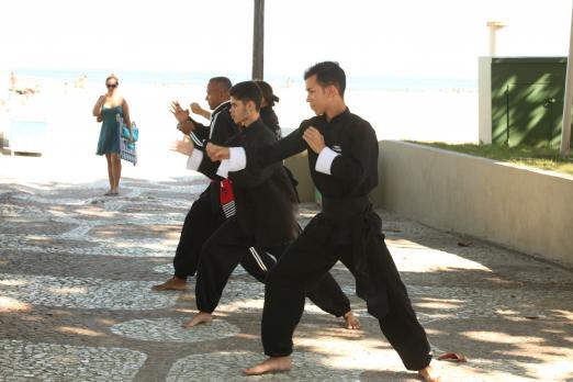 Pessoas praticando tai chi #pracegover 