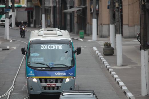 ônibus seletivo em rua. #Pracegover