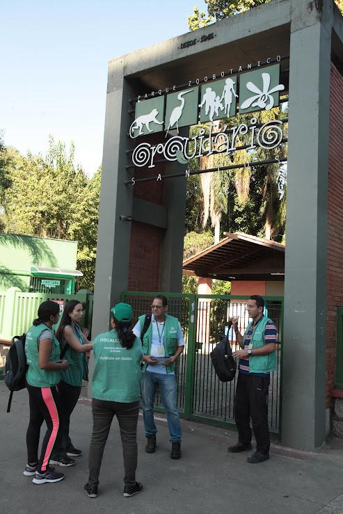 agentes parados na porta do orquidário #paratodosverem
