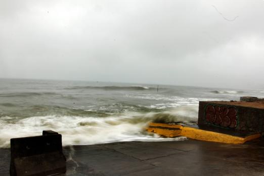 ondas invadindo rampa na ponta da praia #paratodosverem