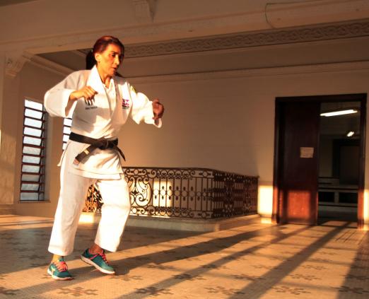 judoca treina em salão iluminado pelo sol #pracegover 