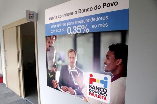 cartaz do banco do povo em entrada de sala #paratodosverem