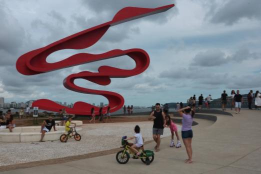 vista geral do quebra-mar com monumento de tomie ohtake. #paratodosverem
