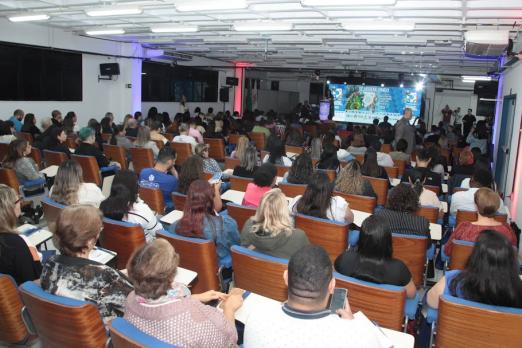 pessoas assistem palestra #paratodosverem  