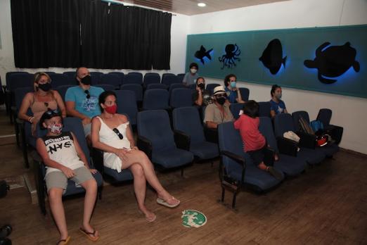 pessoas sentadas no auditorio do aquário #paratodosverem