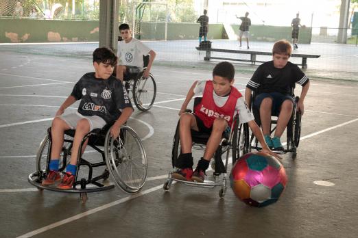 meninos jogam basquete sobre rodas #pracegover 