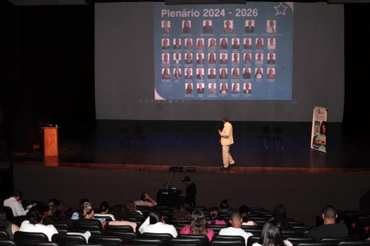 pessoas acompanhando palestra no auditório #paratodosverem 