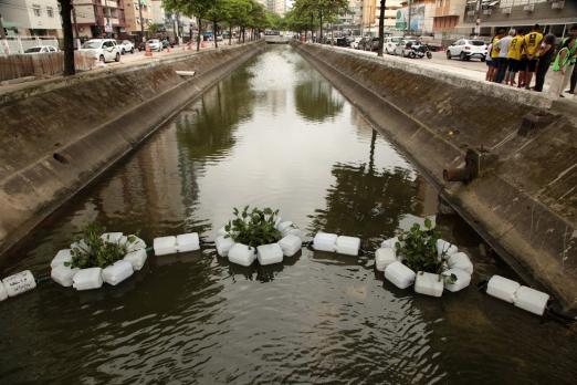 ecobarreira instalada em canal #paratodosverem