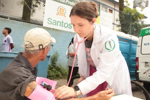 médica tira a pressão de homem #paratodosverem