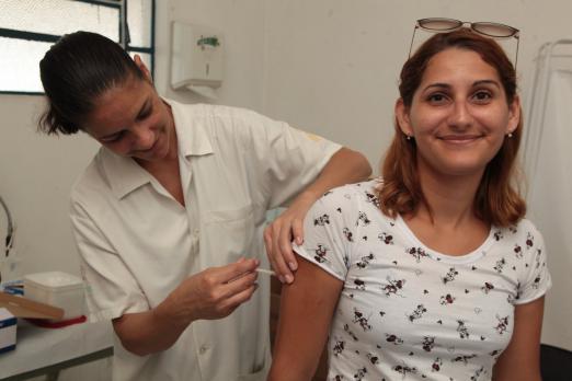mulher é vacinada no braço #pracegover