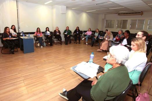 mulheres sentadas em roda no evento #paratodosverem