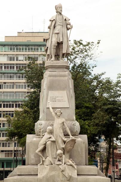 monumento a braz cubas. #paratodosverem 