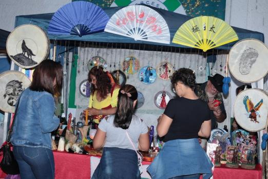 estande com produtos artesanais e típicos ciganos, como leques. #paratodosverem 