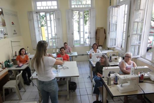 alunas fazendo aula de costura #paratodosverem 