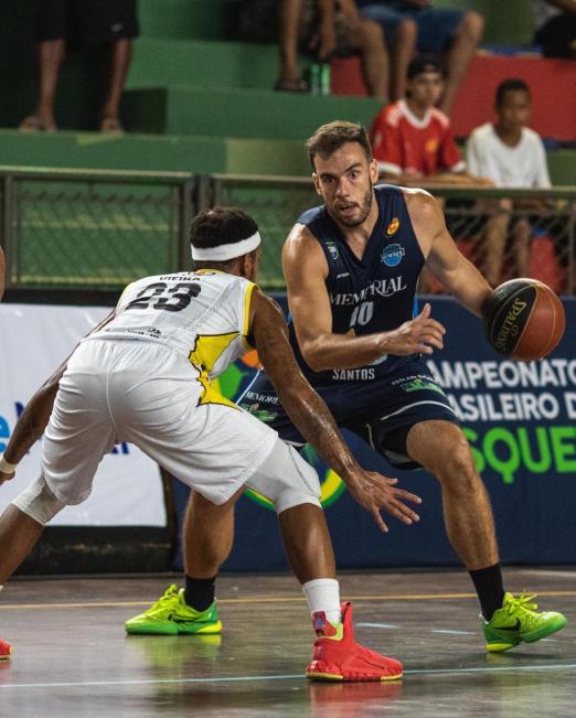 jogador com a bola na mao de frente para outro #paratodosverem