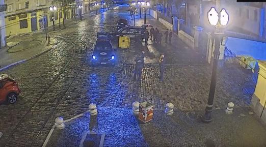 viaturas na rua prendendo homem #paratodosverem