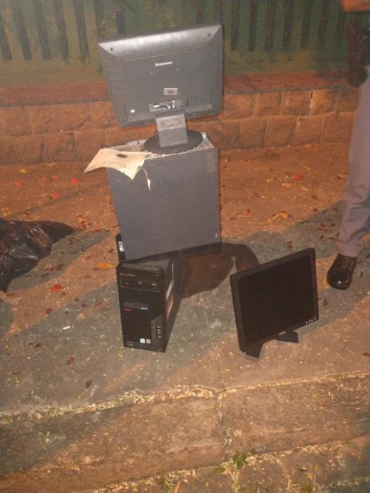 aparelhos de informática no chão. #paratodosverem