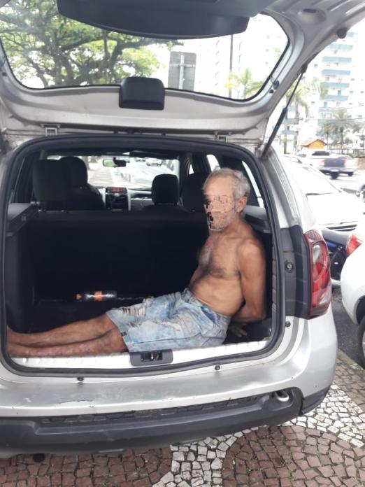 homem detido, sem camisa e com mas mãos para trás está detido em viatura. #paratodosverem