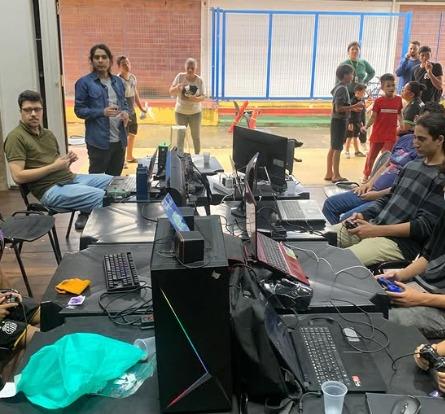 pessoas jogando videogame #paratodosverem