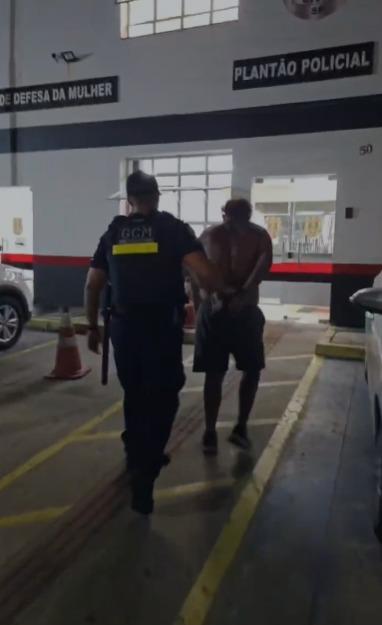 guarda leva homem para a delegacia #paratodosverem 